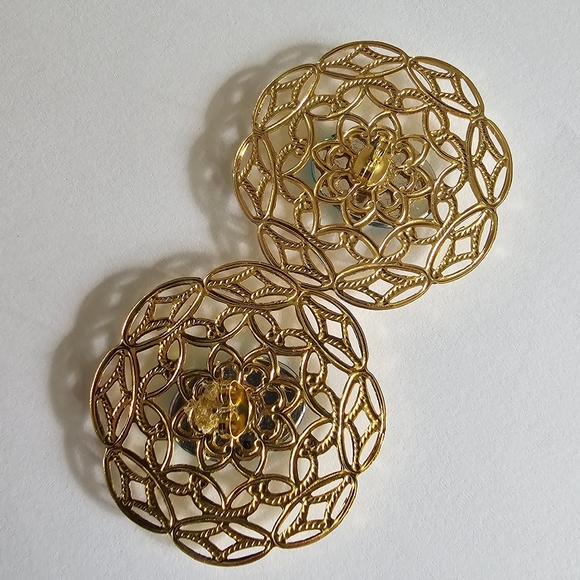 Vintage earrings large big green gem gold tone filigree pierced posts - Picture 6 of 13